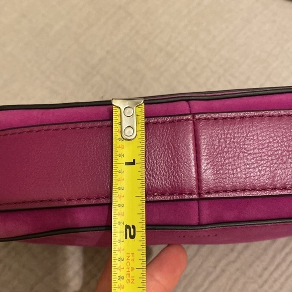 Fossil nubuck / suede leather fuchsia camera bag in very good condition. - Picture 11 of 12